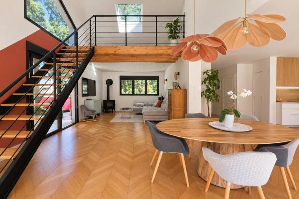 PESSAC ALOUETTE – Maison de plain-pied 200 m², jardin 900 m² piscine, en lisière de forêt