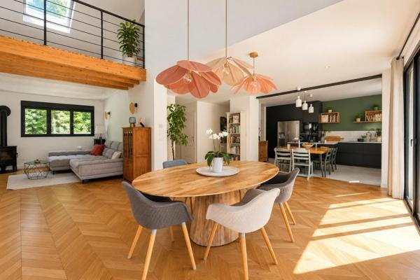 PESSAC ALOUETTE – Maison de plain-pied 200 m², jardin 900 m² piscine, en lisière de forêt