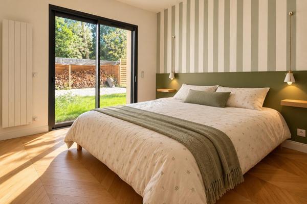 PESSAC ALOUETTE – Maison de plain-pied 200 m², jardin 900 m² piscine, en lisière de forêt