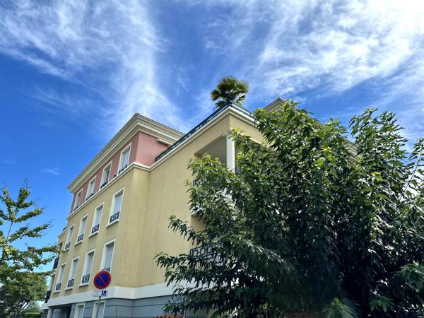 -Meyzieu CENTRE - Dans copropriété de standing à proximité des commerces et des transports.