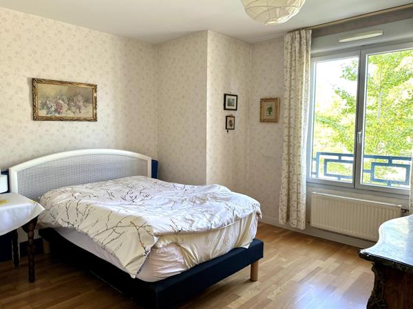 -Meyzieu CENTRE - Dans copropriété de standing à proximité des commerces et des transports.