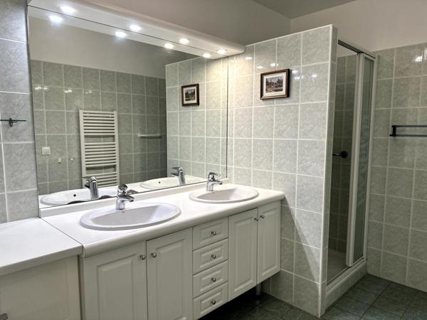 -Meyzieu CENTRE - Dans copropriété de standing à proximité des commerces et des transports.