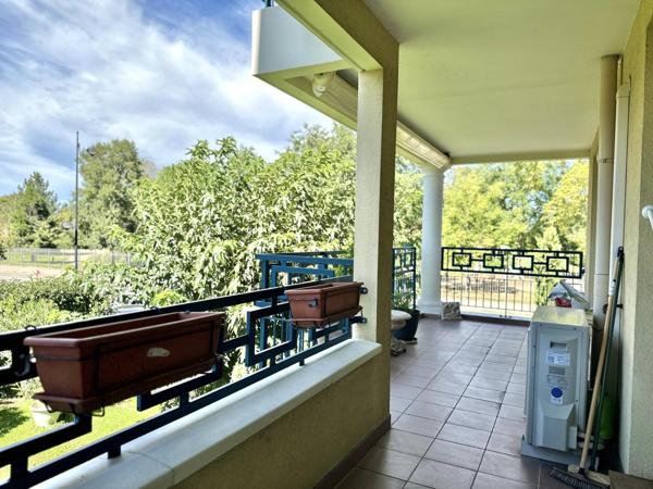 -Meyzieu CENTRE - Dans copropriété de standing à proximité des commerces et des transports.