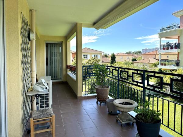 -Meyzieu CENTRE - Dans copropriété de standing à proximité des commerces et des transports.