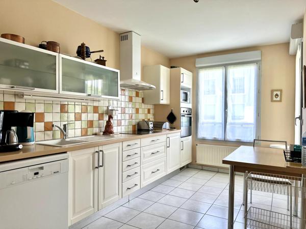 -Meyzieu CENTRE - Dans copropriété de standing à proximité des commerces et des transports.