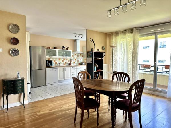 -Meyzieu CENTRE - Dans copropriété de standing à proximité des commerces et des transports.