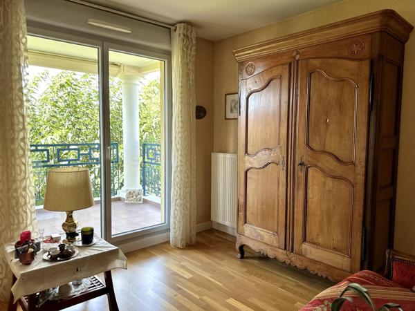 -Meyzieu CENTRE - Dans copropriété de standing à proximité des commerces et des transports.