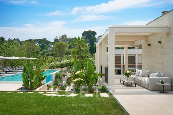 CAP D'ANTIBES : DOMAINE PRIVE DE 3 VILLAS NEUVES - VUE MER