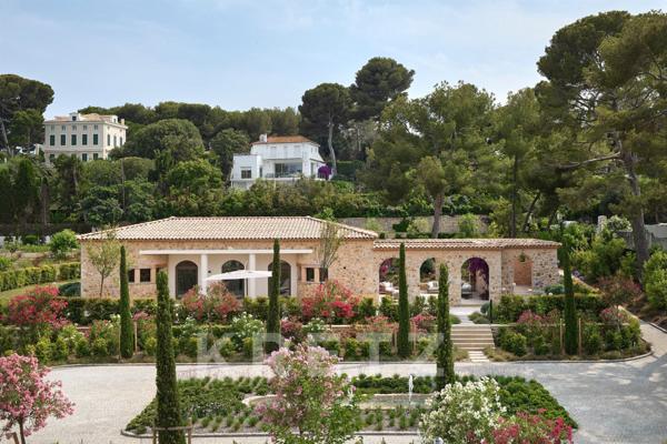 CAP D'ANTIBES : DOMAINE PRIVE DE 3 VILLAS NEUVES - VUE MER