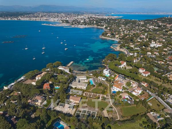 CAP D'ANTIBES : DOMAINE PRIVE DE 3 VILLAS NEUVES - VUE MER