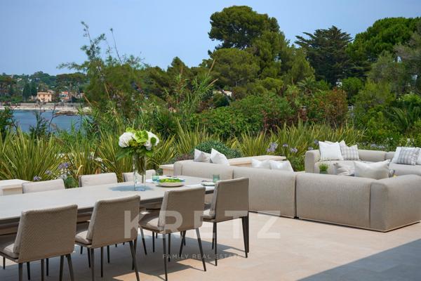 CAP D'ANTIBES : DOMAINE PRIVE DE 3 VILLAS NEUVES - VUE MER