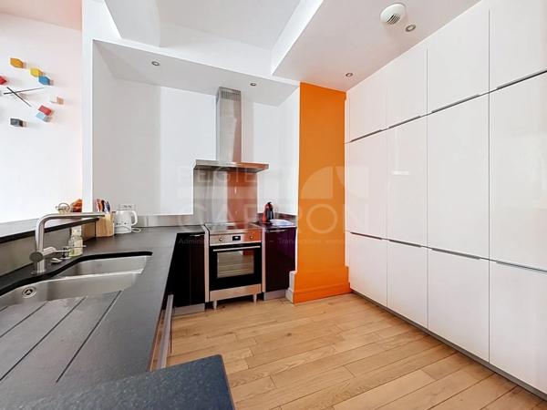 APPARTEMENT T4 A LOUER - LYON 1ER ARRONDISSEMENT - 100.12 m 2 - 1 720 € charges comprises par mois