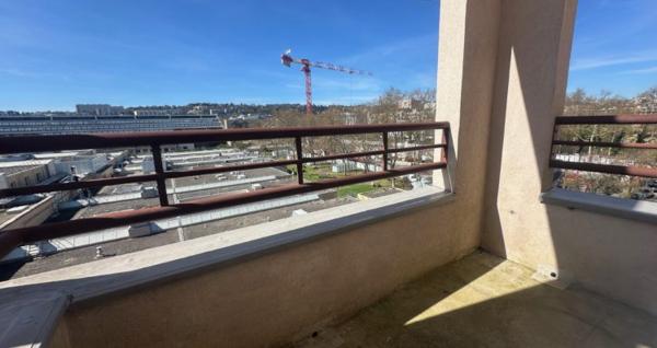 LYON 7E: T3 AVEC BALCON AU CALME ET SANS VIS A VIS