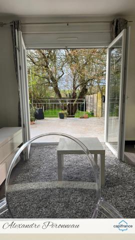 Appartement T2 avec terrasse, grand jardin privatif 160 m², garage et dépendance – petite copropriété sans charges