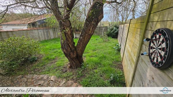 Appartement T2 avec terrasse, grand jardin privatif 160 m², garage et dépendance – petite copropriété sans charges