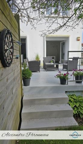 Appartement T2 avec terrasse, grand jardin privatif 160 m², garage et dépendance – petite copropriété sans charges