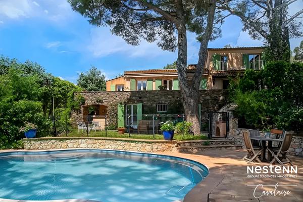Villa Provençale avec piscine à débordement, dépendances et aperçu mer à Cavalaire-sur-Mer !