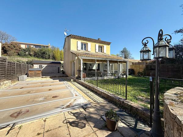Maison Saint Maximin La Sainte Baume 5 pièces sur un terrain de 515 m² avec piscine.