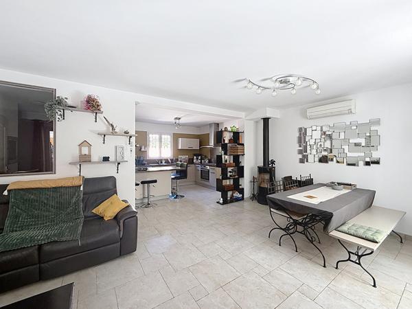 Maison Saint Maximin La Sainte Baume 5 pièces sur un terrain de 515 m² avec piscine.