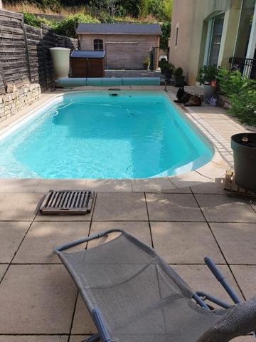 Maison Saint Maximin La Sainte Baume 5 pièces sur un terrain de 515 m² avec piscine.