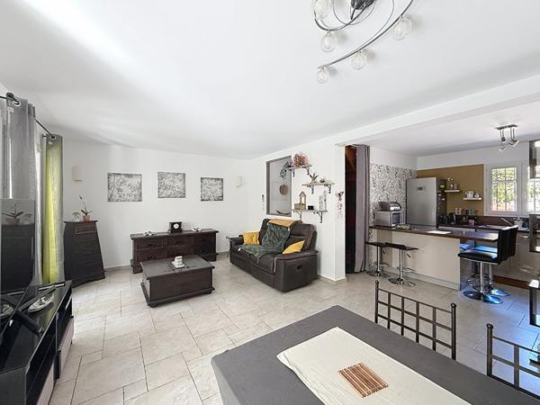 Maison Saint Maximin La Sainte Baume 5 pièces sur un terrain de 515 m² avec piscine.