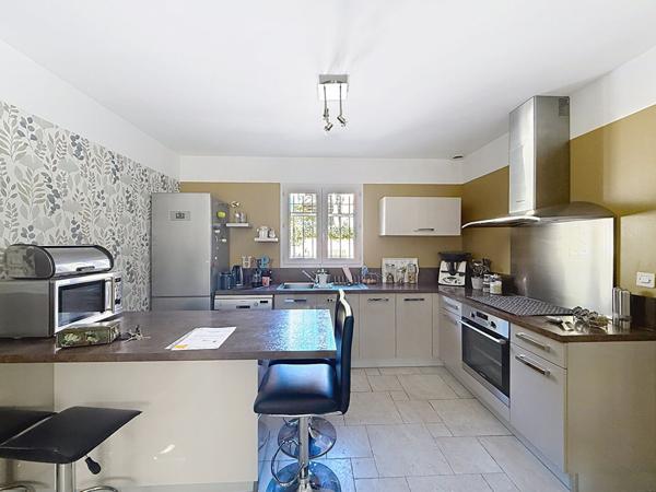 Maison Saint Maximin La Sainte Baume 5 pièces sur un terrain de 515 m² avec piscine.