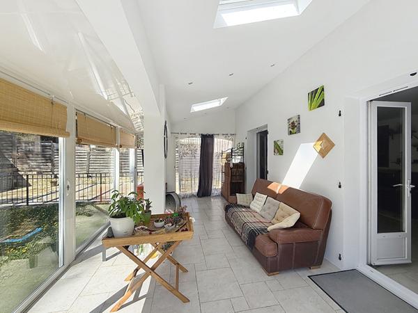 Maison Saint Maximin La Sainte Baume 5 pièces sur un terrain de 515 m² avec piscine.