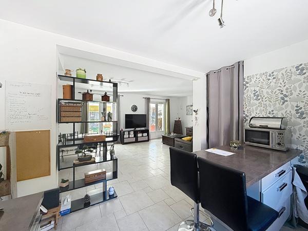 Maison Saint Maximin La Sainte Baume 5 pièces sur un terrain de 515 m² avec piscine.