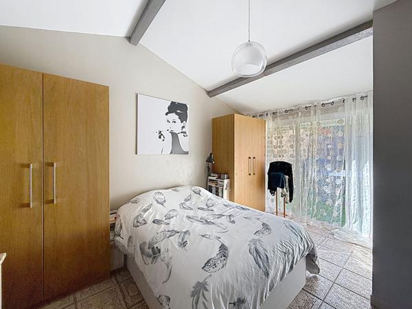 Maison Saint Maximin La Sainte Baume 5 pièces sur un terrain de 515 m² avec piscine.