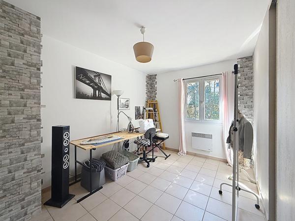 Maison Saint Maximin La Sainte Baume 5 pièces sur un terrain de 515 m² avec piscine.