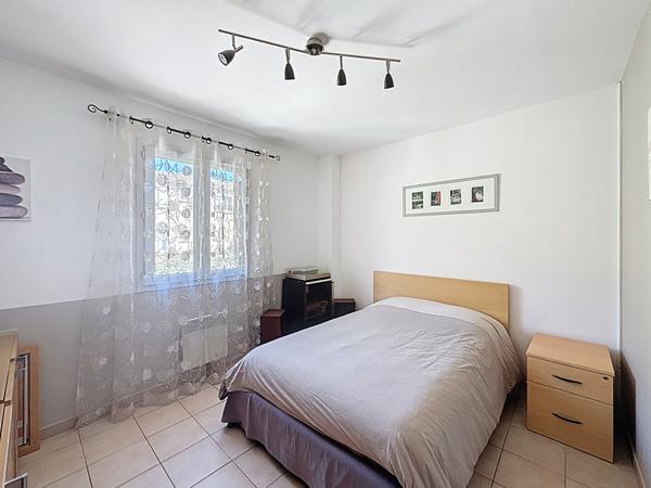 Maison Saint Maximin La Sainte Baume 5 pièces sur un terrain de 515 m² avec piscine.