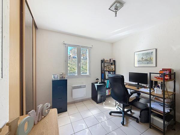 Maison Saint Maximin La Sainte Baume 5 pièces sur un terrain de 515 m² avec piscine.