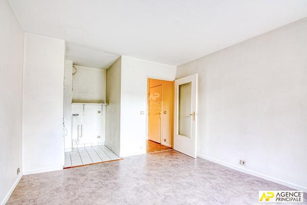 Versailles Rive-Droite Studio 26 m² situé au 1er étage avec ascenseur et balcon €239 000 ** - Référence 27169