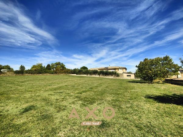 VALENSOLE - TERRAIN CONSTRUCTIBLE - 1000 M² - PISCINABLE - NON VIABILISÉ - SUD-EST