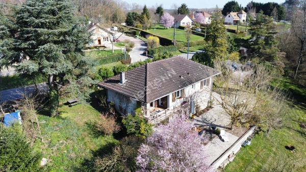 Maison semi-enterrée avec fort potentiel dans un environnement calme