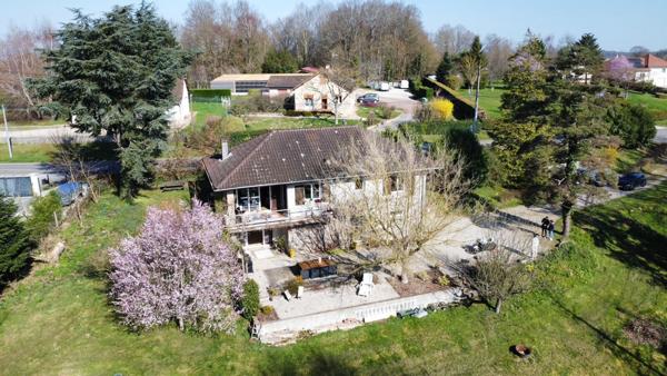 Maison semi-enterrée avec fort potentiel dans un environnement calme