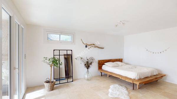 Maison semi-enterrée avec fort potentiel dans un environnement calme