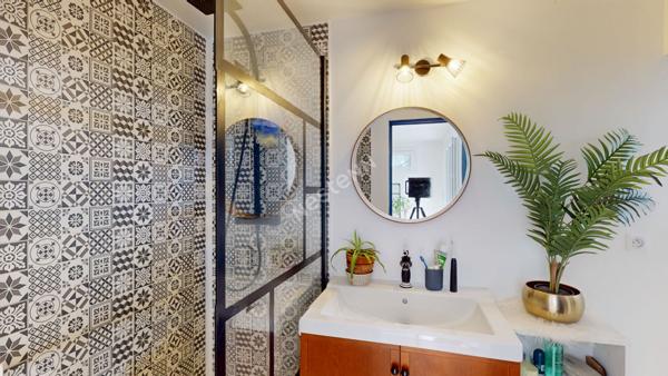 Maison semi-enterrée avec fort potentiel dans un environnement calme