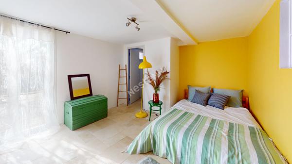 Maison semi-enterrée avec fort potentiel dans un environnement calme