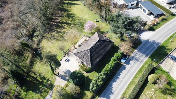 Maison semi-enterrée avec fort potentiel dans un environnement calme