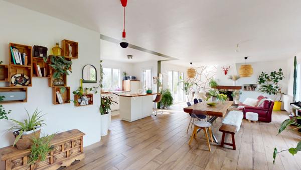 Maison semi-enterrée avec fort potentiel dans un environnement calme