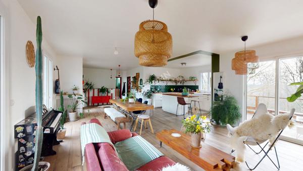 Maison semi-enterrée avec fort potentiel dans un environnement calme