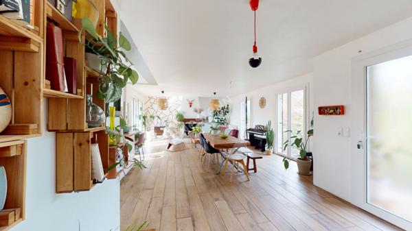 Maison semi-enterrée avec fort potentiel dans un environnement calme