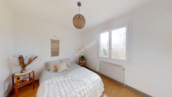 Maison semi-enterrée avec fort potentiel dans un environnement calme