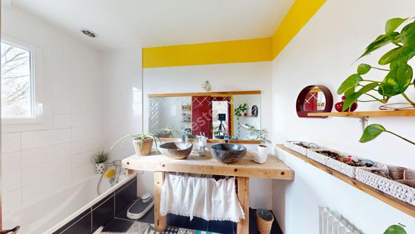 Maison semi-enterrée avec fort potentiel dans un environnement calme