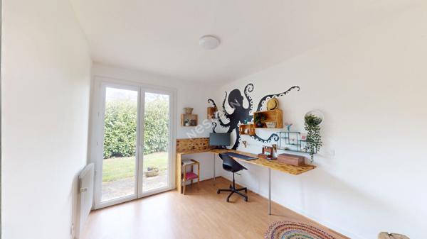 Maison semi-enterrée avec fort potentiel dans un environnement calme