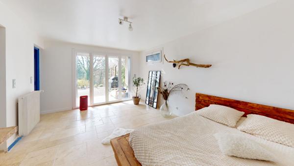 Maison semi-enterrée avec fort potentiel dans un environnement calme