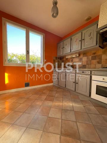 En exclusivité, centre de prahecq, plain-pied avec jardin de 800 m, garage et dépendances