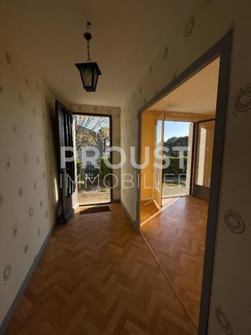 En exclusivité, centre de prahecq, plain-pied avec jardin de 800 m, garage et dépendances