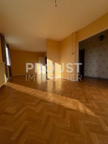 En exclusivité, centre de prahecq, plain-pied avec jardin de 800 m, garage et dépendances